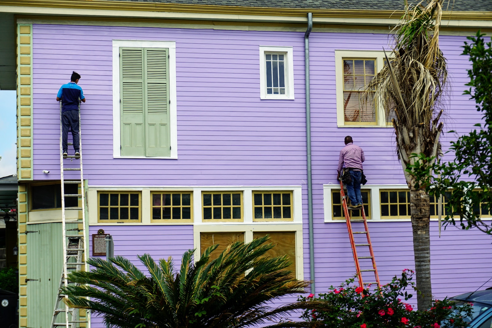 Maler streichen eine Hausfassade