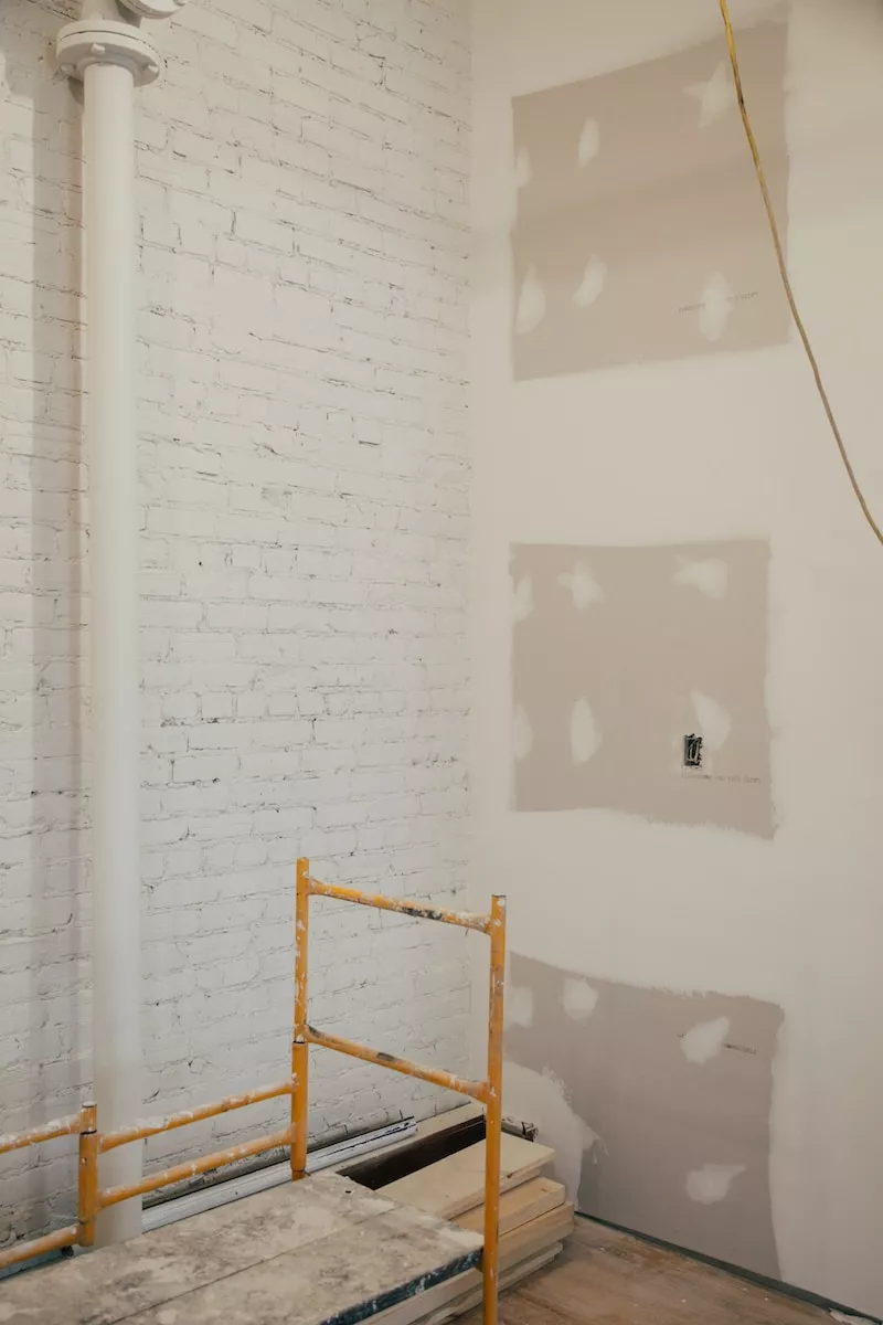 Unverputzte Wand mit Gerüst
